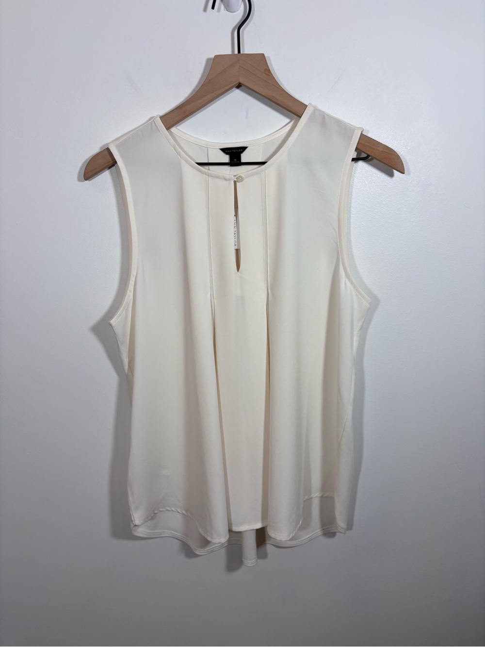 Ann Taylor NWT Cream Draped Sleeveless Blouse Top Small Basic Staple Office Date